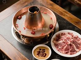 铜锅涮肉，热气腾腾的美食享受