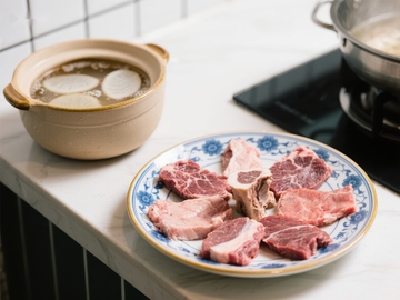 厨房中的生肉与汤锅