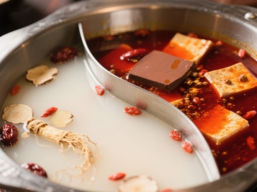 鸳鸯火锅：清汤与麻辣的完美结合