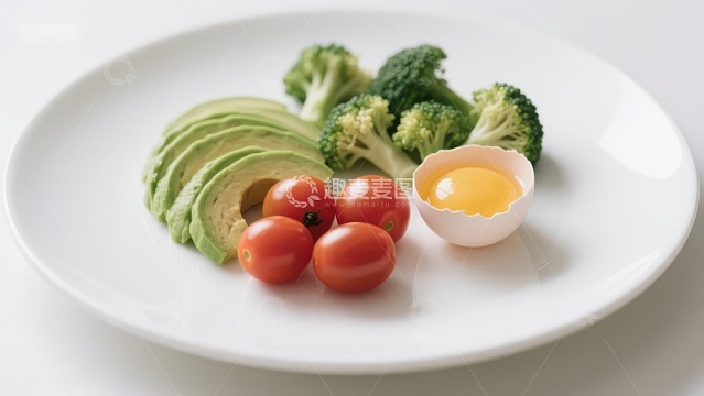 健康早餐：牛油果、西兰花、樱桃番茄与生鸡蛋