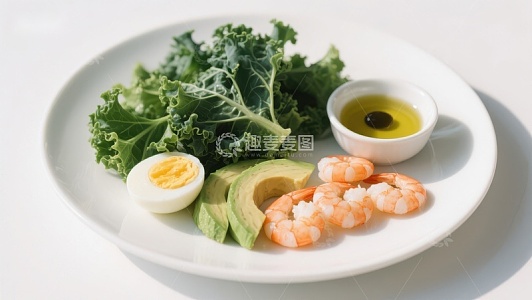 健康轻食盘：虾仁、牛油果、鸡蛋与羽衣甘蓝