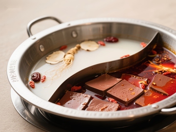 鸳鸯火锅：清汤与红油的完美结合