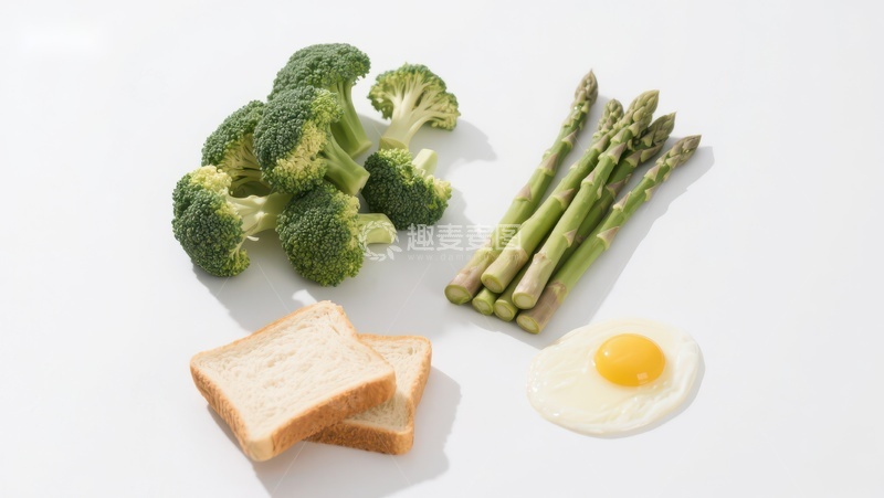 高清大图下载【趣麦麦图】健康早餐组合：西兰花、芦笋、面包和煎蛋