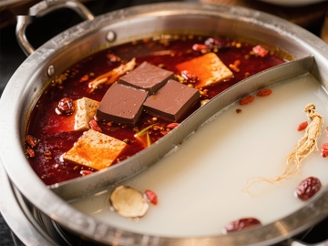 鸳鸯火锅：麻辣与清汤的完美结合