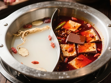 鸳鸯火锅：清汤与麻辣的完美结合