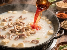 热汤中倒入红油，香气四溢