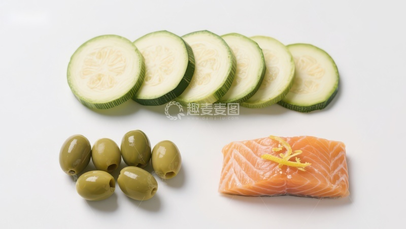 高清大图下载【趣麦麦图】新鲜食材组合：黄瓜片、橄榄和三文鱼
