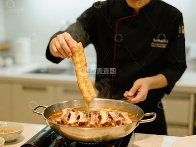厨师精心烹制美味佳肴