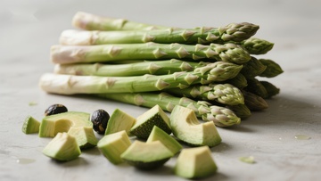 新鲜芦笋与切块鳄梨