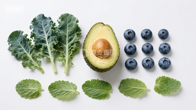 健康食材组合：羽衣甘蓝、牛油果、蓝莓与薄荷