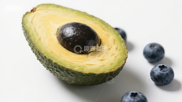 切开的牛油果与蓝莓