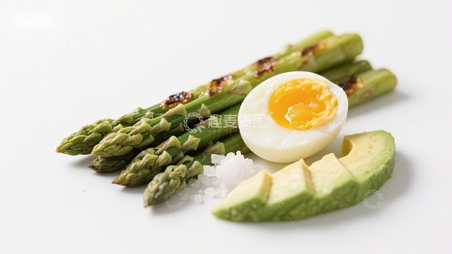 芦笋配半熟蛋与牛油果