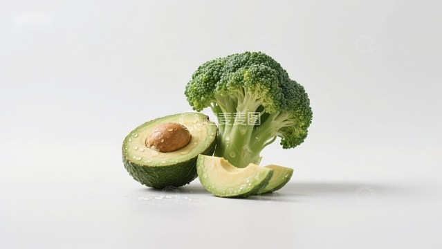 新鲜牛油果与西兰花