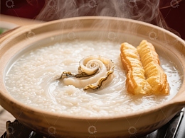 热气腾腾的粥品配油条