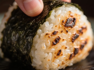 手握烤饭团，海苔包裹