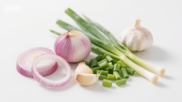 新鲜洋葱、大蒜与青葱的组合