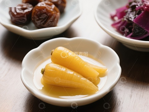 精致小碟中的腌制蔬菜