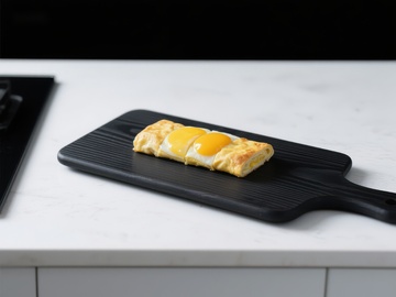 煎蛋吐司置于黑色砧板上