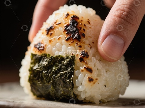 手握烤饭团，海苔包裹
