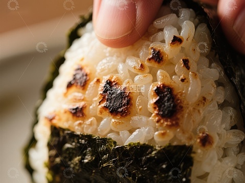 手握烤饭团特写