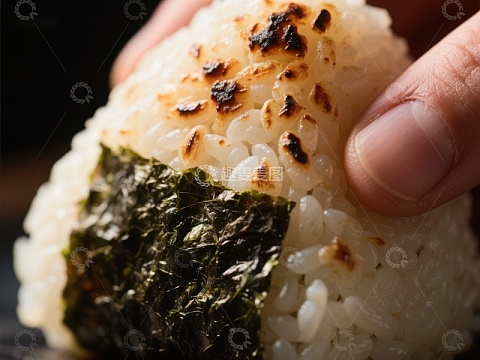 手握烤饭团特写
