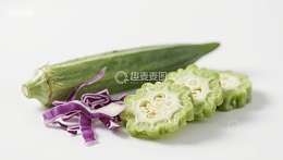苦瓜切片与紫甘蓝特写