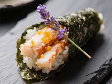 精致海苔包裹蟹肉饭团