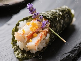 精致海苔包裹蟹肉饭团