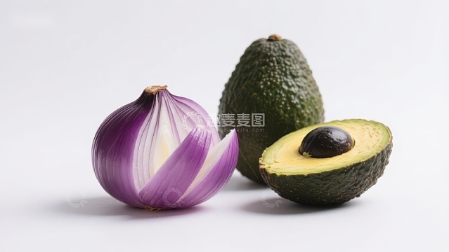 新鲜洋葱与牛油果的组合