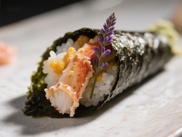 紫苏点缀的海苔饭团