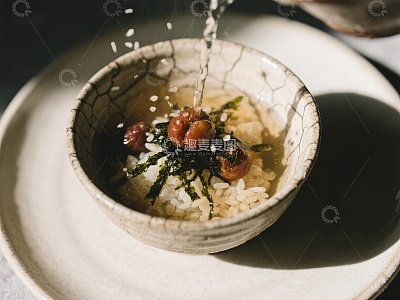 日式汤碗，米饭与海苔的美味瞬间