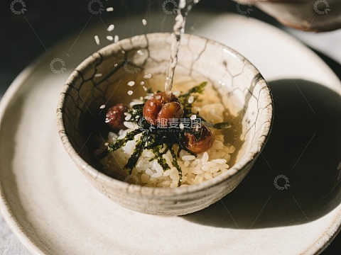 日式汤碗，米饭与海苔的美味瞬间