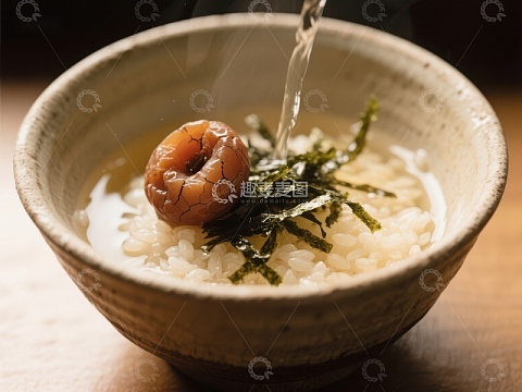 热汤浇灌的米饭与海苔