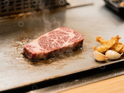 铁板上的煎制牛肉与配菜