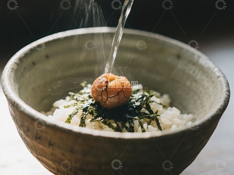 日式料理：米饭配海苔与温泉蛋
