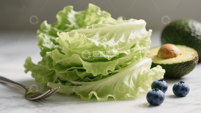 新鲜生菜与牛油果蓝莓的健康组合