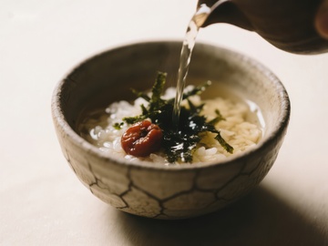 热汤倒入碗中，点缀海苔与枸杞