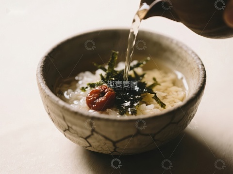 热汤倒入碗中，点缀海苔与枸杞