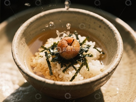 日式料理：米饭配海苔与鹌鹑蛋