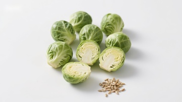 新鲜布鲁塞尔芽菜与葵花籽