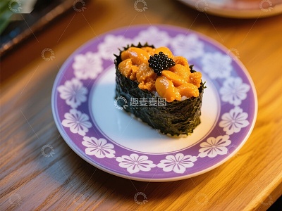 海苔包裹的金枪鱼寿司配鱼子酱
