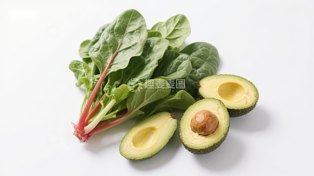 新鲜牛油果与菠菜叶