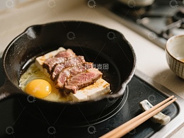 铸铁锅中的煎肉配蛋