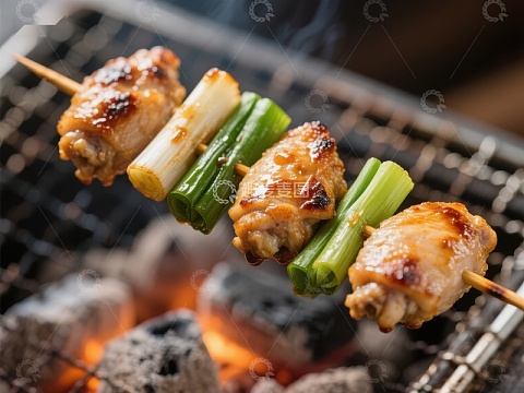烧烤鸡肉串与青葱在炭火上烤制