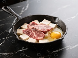 铸铁锅中的豆腐牛肉与生蛋