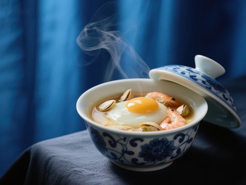 热气腾腾的蒸蛋配虾仁