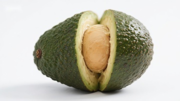 切开的鳄梨展示果肉和种子