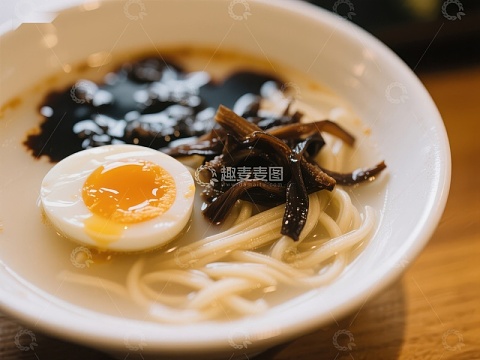 一碗热腾腾的面条配半熟蛋和木耳