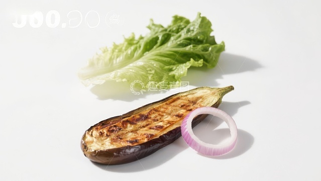 烤茄子配生菜和洋葱圈