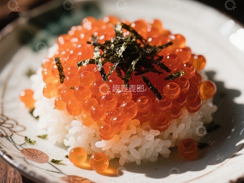 鲑鱼卵盖饭，点缀海苔